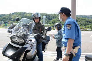 １５面：二輪車事故防止へ　ネクスコ東日本交通安全キャンペーン　高速道路で注意喚起