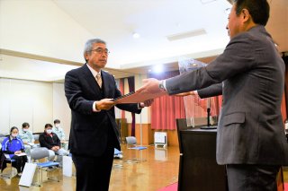 １面：糸魚川商工会議所永年勤続優良従業員表彰式　４１事業所１１５人受賞