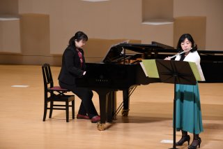 １０面：〝オーレンピアノ〟コンサート　ステージで緊張の演奏　歌や楽器と共演も、上越市