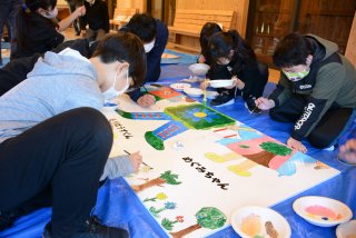 ３面：二貫寺の森 ようこそ森へ　諏訪小児童 地域協メンバーと案内看板を製作