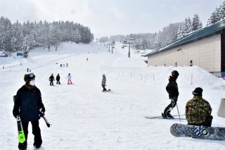 １面：待望の降雪で滑走　糸魚川シーサイドバレースキー場