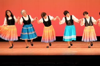 １面：「春を呼ぶ」祭典盛況　１９日まで多彩に展示、舞台発表　糸魚川市文化協会フェスティバル