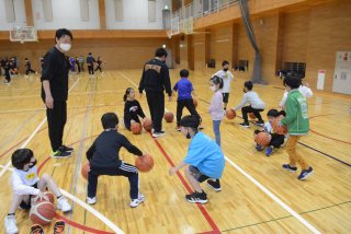 １１面：バスケ楽しみ好きに　子どもたちに機会提供　関根学園バスケフェス