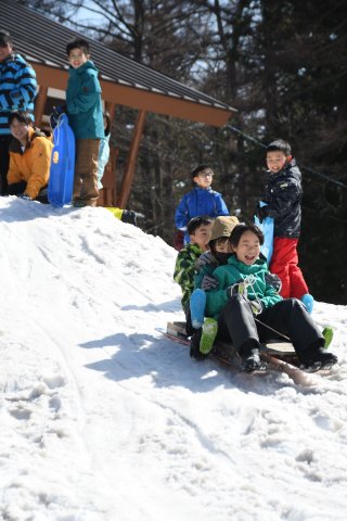１４面：キッズふくしまスプリングキャンプ　のびのび雪遊びに歓声　いわき市の小学生が参加