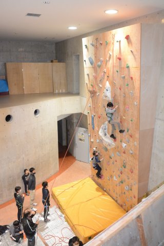 ８面：より面白く難しく　柿崎総合体育館　クライミング壁を改修