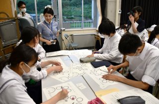 ２面：「人生すごろく」作成　能生中３年進路学習進路、将来像描く　糸魚川市高校魅力化コーディネーター