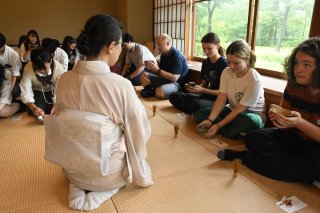 １面：アメリカの高校生が日本文化体験　関根学園高生徒と茶道体験　日本語、英語駆使し積極交流