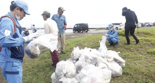 １４面：八千浦地区から谷浜地区まで 海岸線を一斉清掃　２８０人参加しごみ９４０キロ回収　上越市