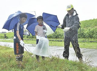 １５面：住民ら８０人集いごみ拾い　稲田むすぶクリーン活動
